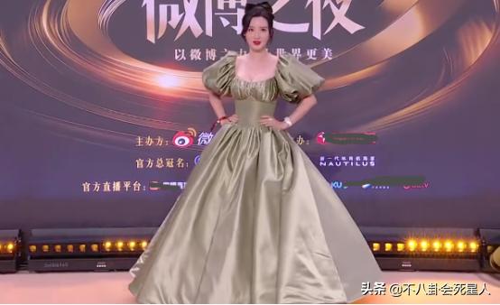 女星紧身礼服造型翻车_女明星紧身裤图_红毯紧身礼服尴尬造型案例