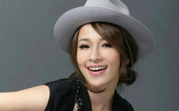 她是娱乐圈里，第一个公开得艾滋病的女星，传染她的男人到底是谁