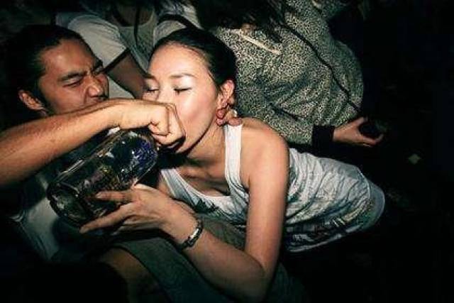 韩国娱乐圈艺人恋爱_韩国女艺人自杀原因_韩国娱乐圈债务陷阱