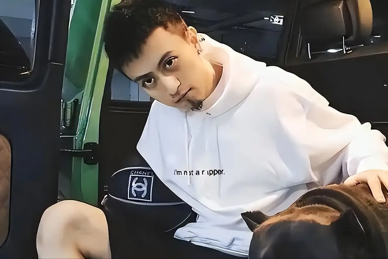 秦奋的奢华生活_网红王思聪八卦-_秦奋撞毁超跑事件